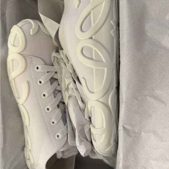 Loewe Rise Lace-Up
Leather Sneaker... size 38 Brand New Never worn - Picture 2 of 6